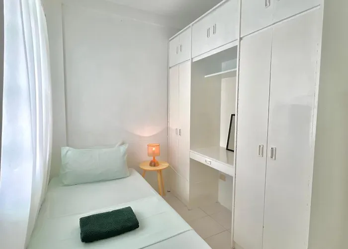 Nomads Mnl Backpackers - Near Airport *