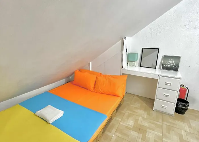 Nomads Mnl Backpackers - Near Airport Homestay *