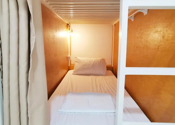 Nomads Mnl Backpackers - Near Airport Homestay